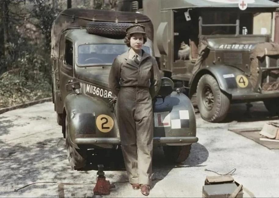 1943年，正值二战期间，18岁的伊丽莎白公主（即后来的伊丽莎白女王），并未