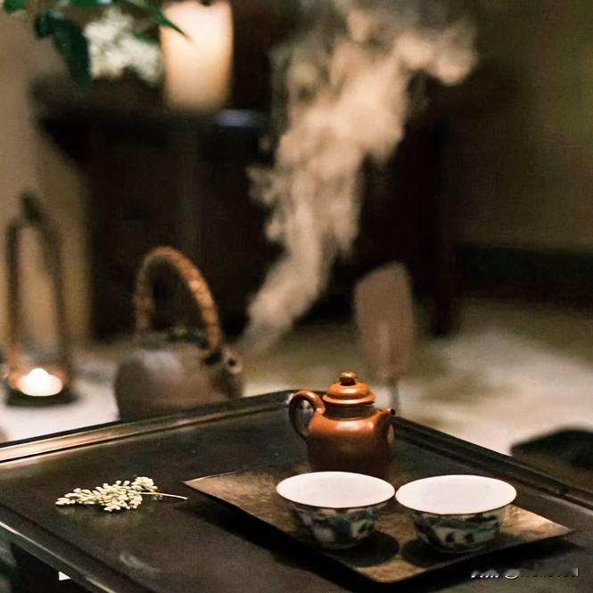 《茶魂淬炼·醉中天体》沸水百腾烟，茶浮意自玄。莫惧尘波九曲旋，淬炼始成仙。一盏