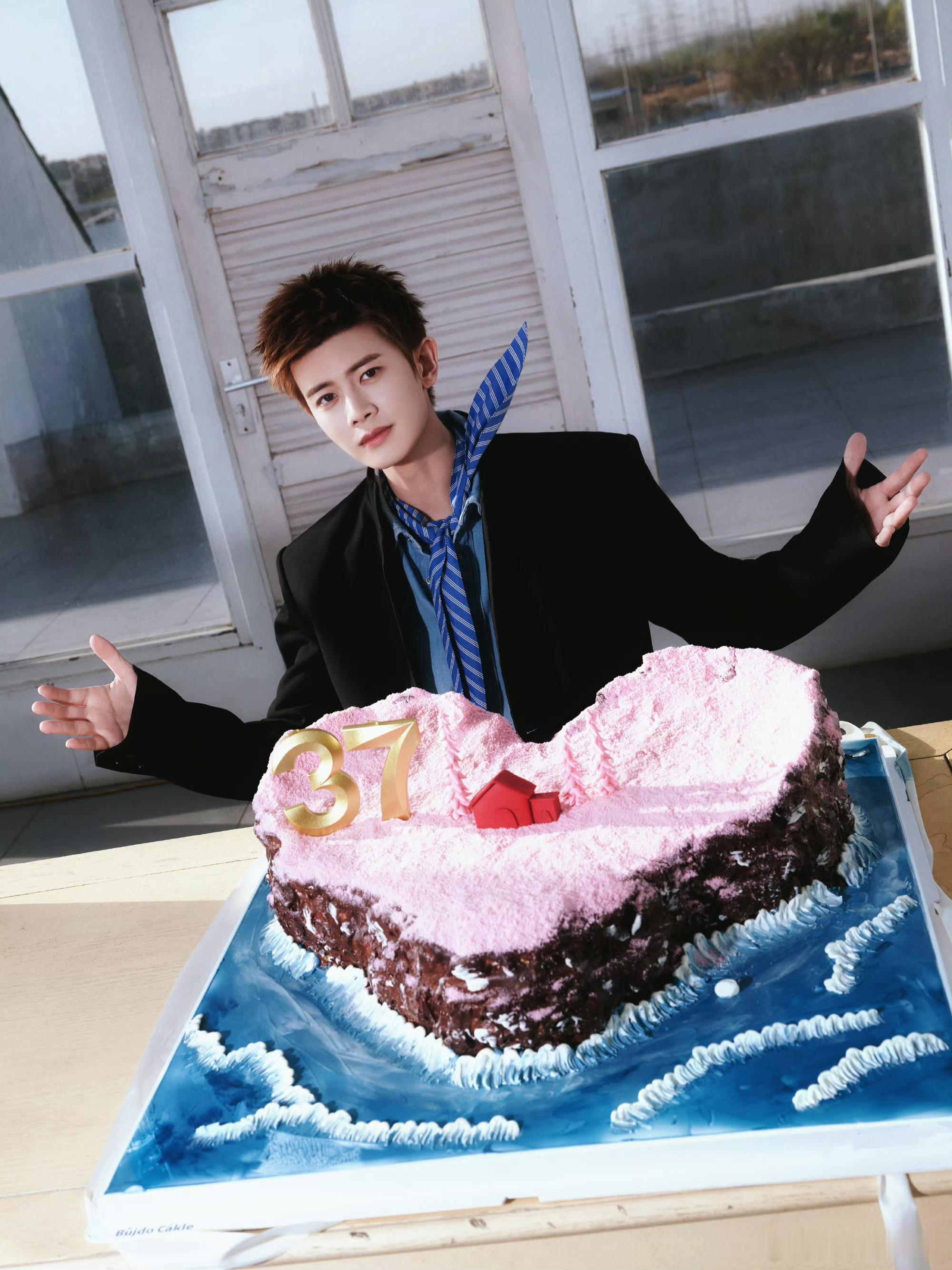 今天是任嘉伦的生日耶！！国超哥哥生日快乐呀！新的一岁里，㊗️全能的超哥继续，在一