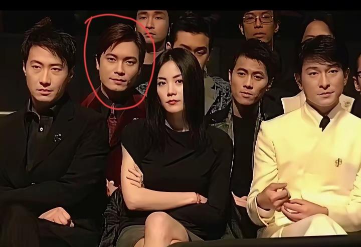 王菲后面这个男人是谁啊？天啊！太帅气了吧！真的惊艳到我了，真的太帅了吧，简直就是