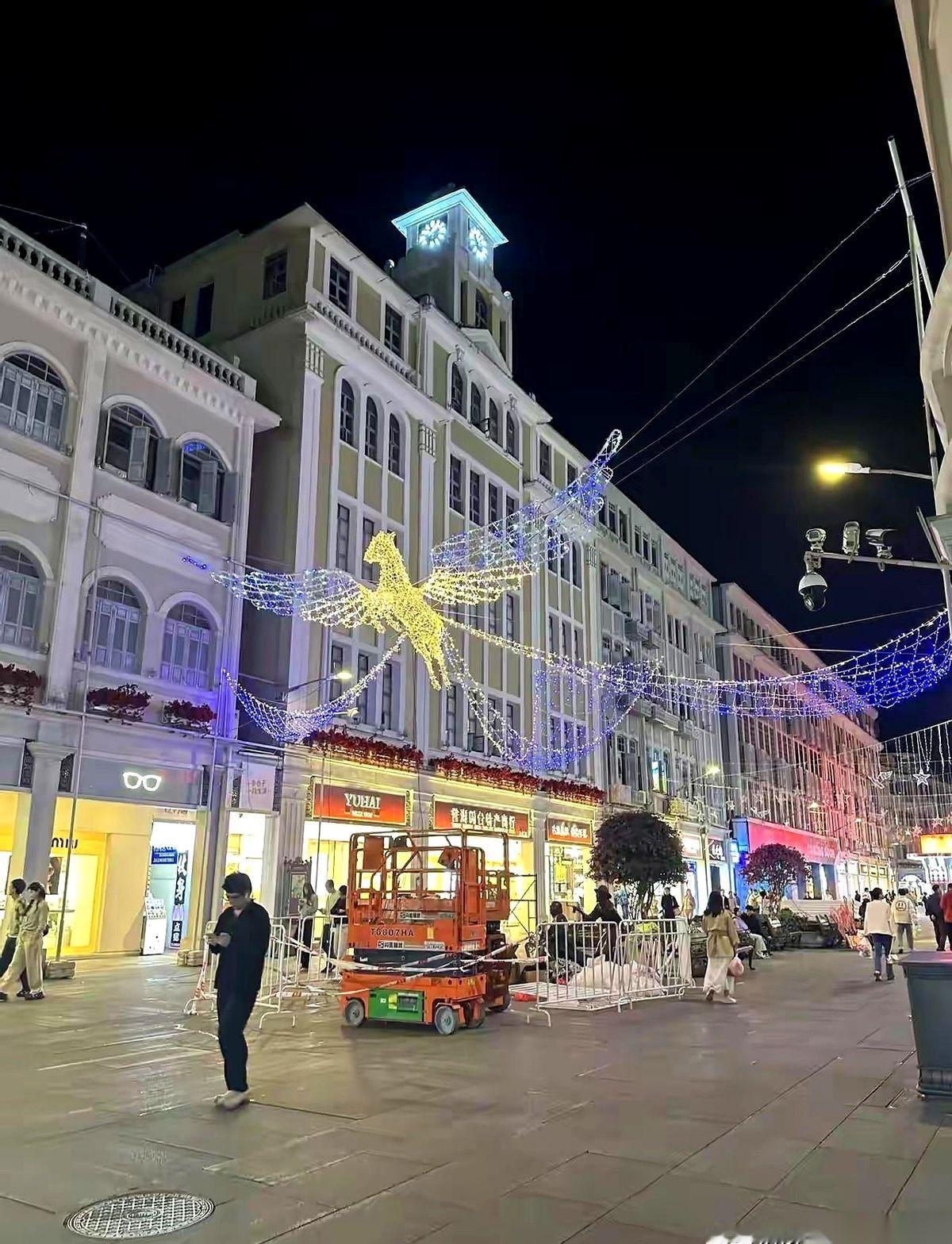 厦门中山路新年的景儿都搭好了，灯火通明的，照片里看着是真漂亮。但不知道为什么，