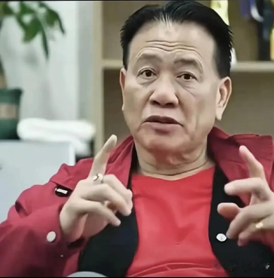 67岁万梓良近照，穿着红色衣服，脸上长满了皱纹，真的老了！看出，他穿着红色的