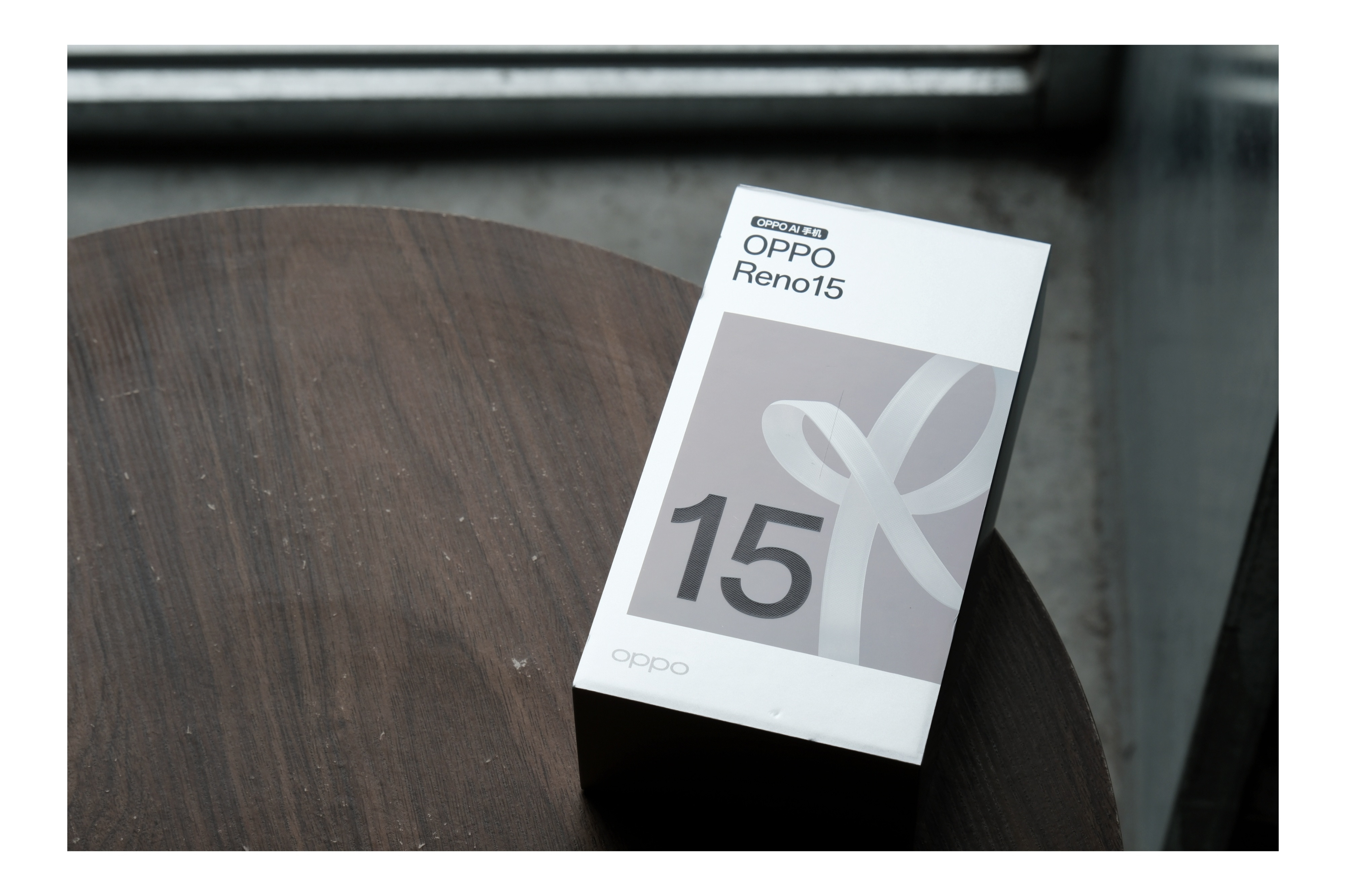 带你们看看极光蓝的OPPOReno15，这机器手感真的太好了，做工相当精致，6