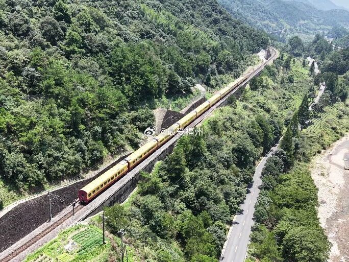 开往福州！武夷山国家公园主题观光列车今日首发从列车的水牌也能看出，它是在福州至延