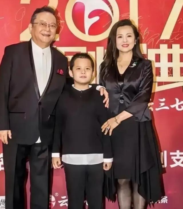77岁的王刚，60岁的时候得了一子，本以为晚年可以安享清福，没想到现在17岁的儿