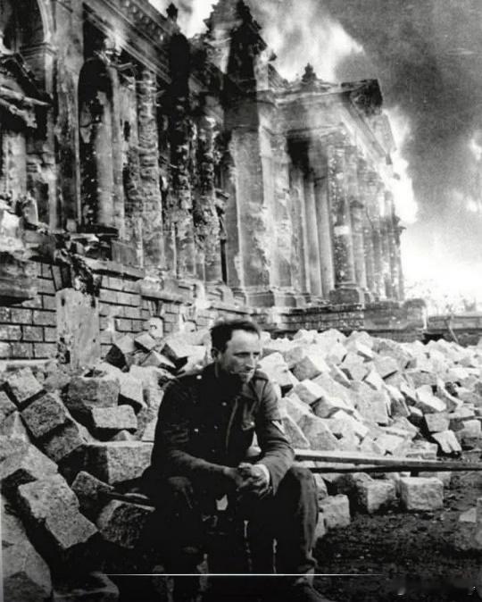 1945年5月，柏林已成废墟。整个城市炮火轰鸣，狼烟四起，苏联红军的欢呼雀跃和德