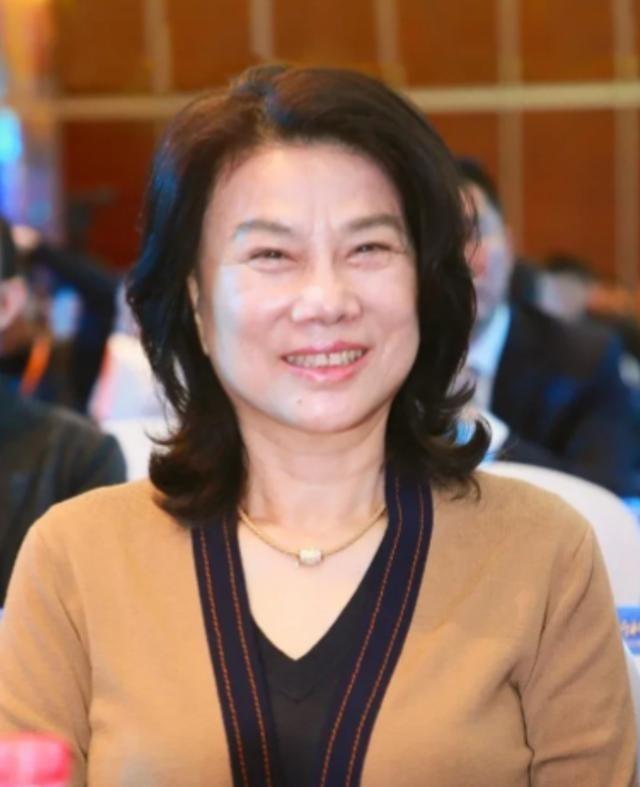 2004年，董明珠像发狂的母狮子大吼：“你们9亿就要把格力卖给老美，休想！”领导