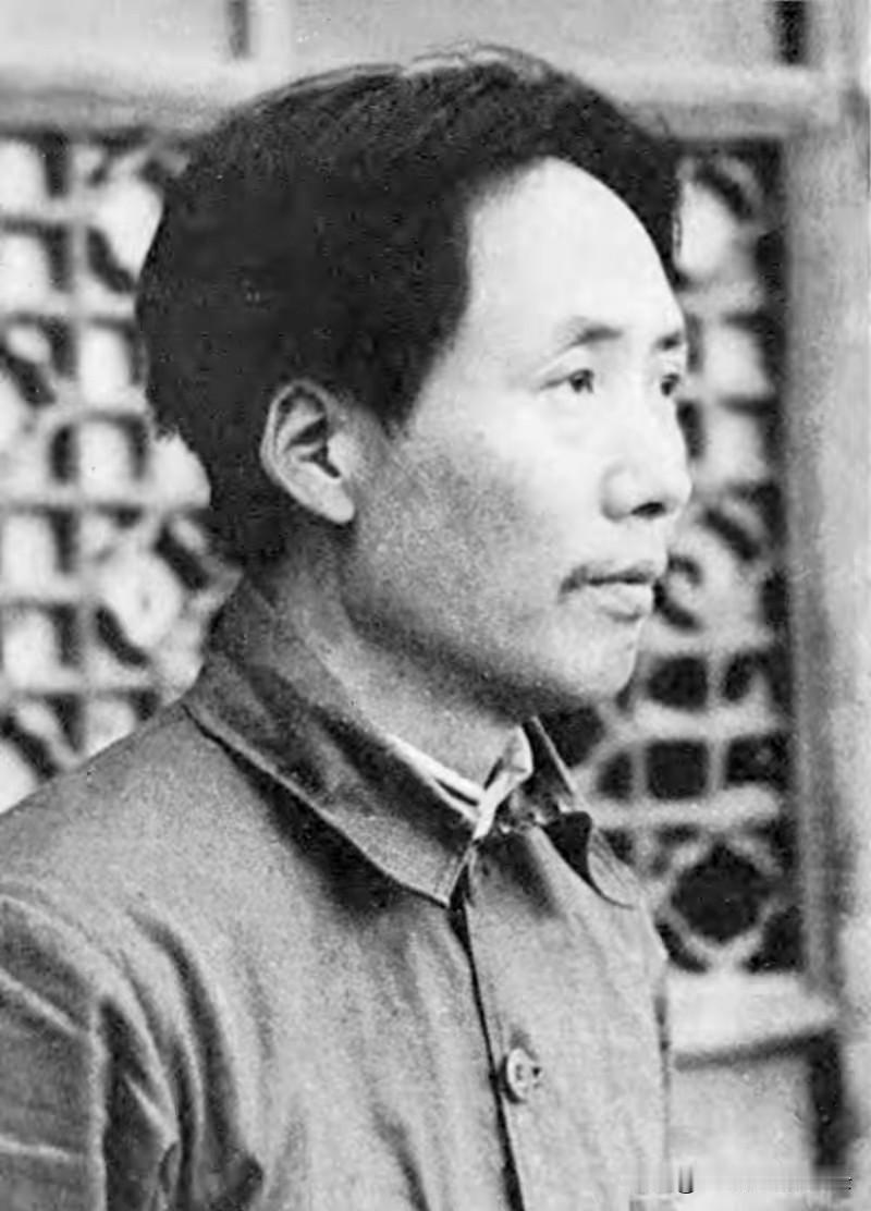 毛泽东思想是国之灵魂，反腐是国之利剑，这是中华民族复兴的两面大旗，国人必须坚定维