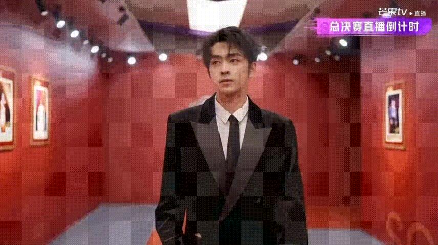 以为张凌赫又来走秀了本以为是张凌赫新的走秀名场面，没想到是声鸣远扬的张卓尔，这