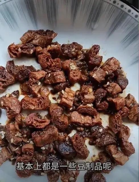 湖南长沙，男子在展会上花75块钱买了一斤牛肉干，由于他口淡，吃之前，他把牛肉干放