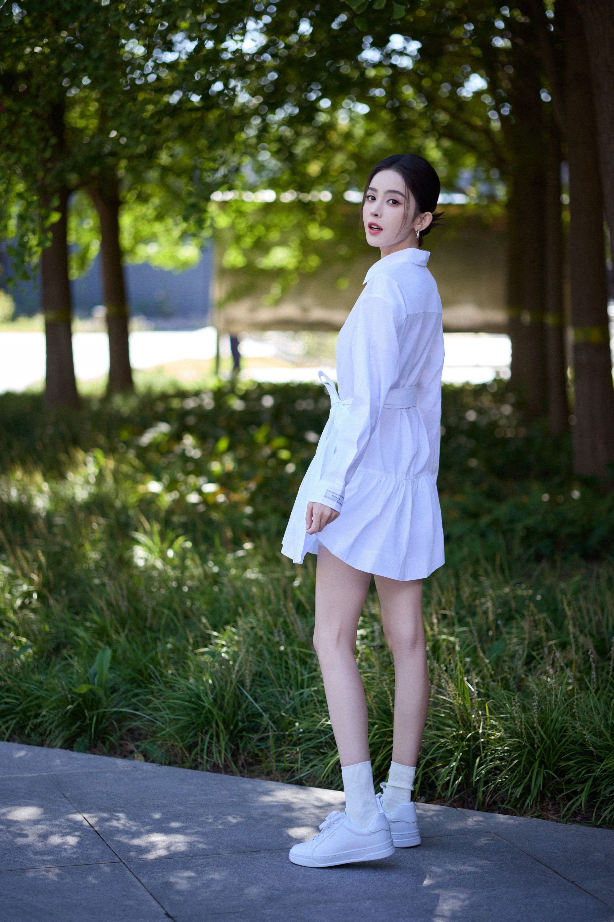 古力娜扎，白衬衣美腿妆造，长相精致身材纤美。娜扎