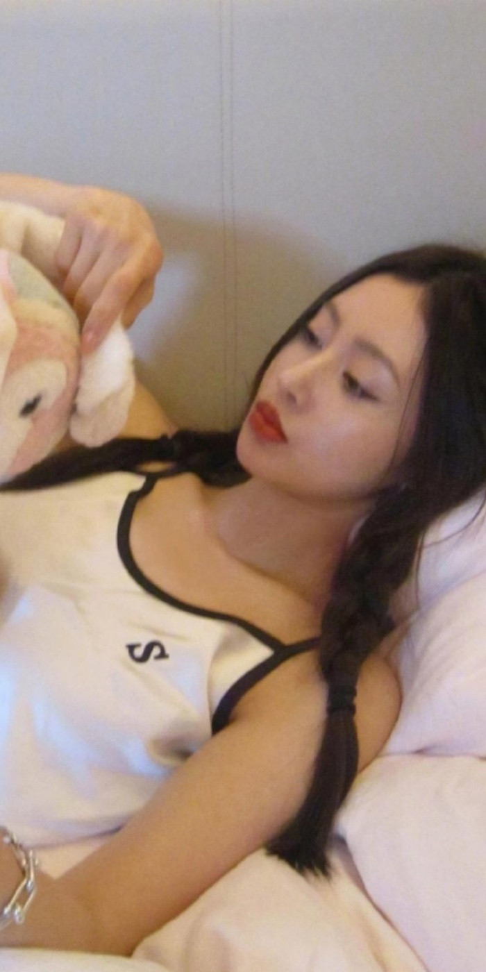 张天爱，麻花辫睡衣美照。张天爱