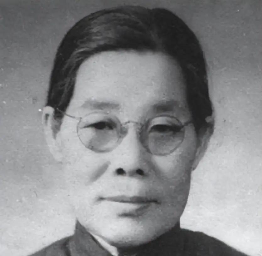 建国后，陈少敏到青岛一个纺织厂视察，见厂长与工人生活悬殊，当地没人敢说话。她找到