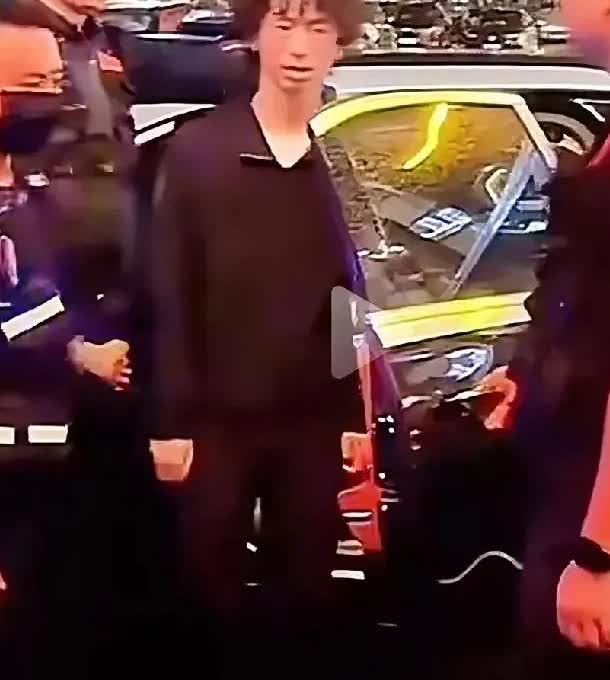 庞麦郎，谁在利用他？如今的庞麦郎不但开启全国巡演，而且每到一处都有豪车接