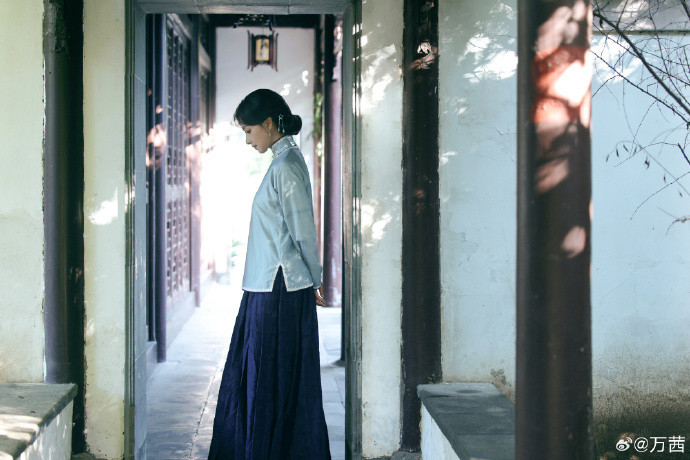 万茜民国白月光造型太戳人！雾蓝旗袍衬出江南气韵，眼神清醒又坚定，温柔而有力量，