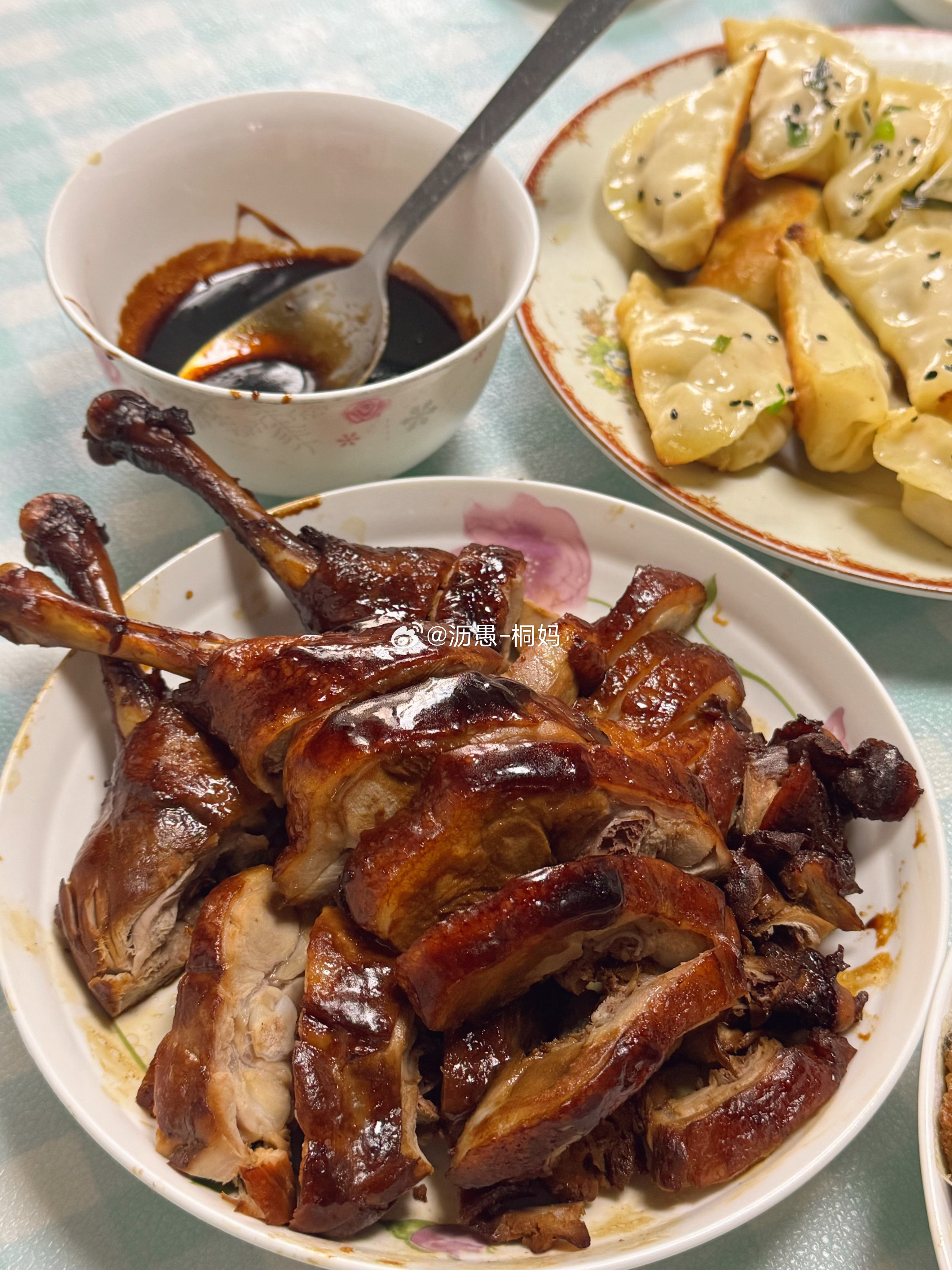 中秋节，必须要有芋艿和鸭子[鼓掌]这顿太丰盛，我小肚子都弹出来了。高压锅炖大棒骨啜一口，汁髓入味超级