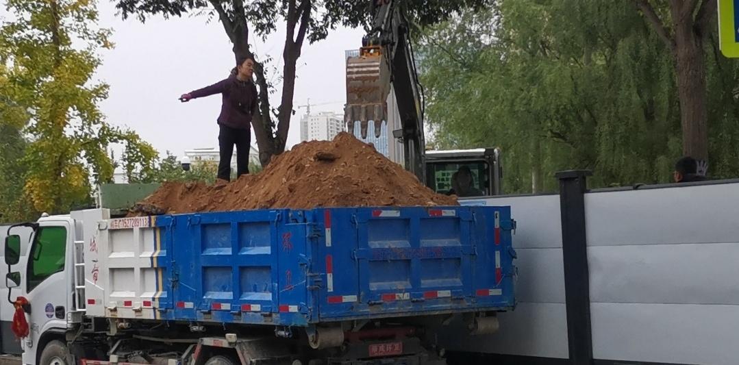 向国庆假期的劳动者致敬！​记者：王志俭（穿石）文图​10月5日早晨，兰州