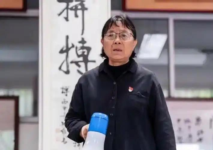别再揪着张桂梅不放了，她是没有教出一个清华北大学生，可清华北大又何曾培养出第二个