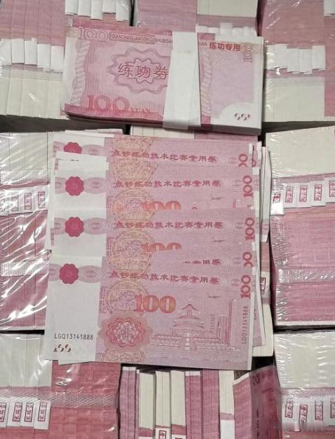 晴天霹雳！2026年5月14日报道，湖南八旬老人拎着170万现金去银行存款，柜员