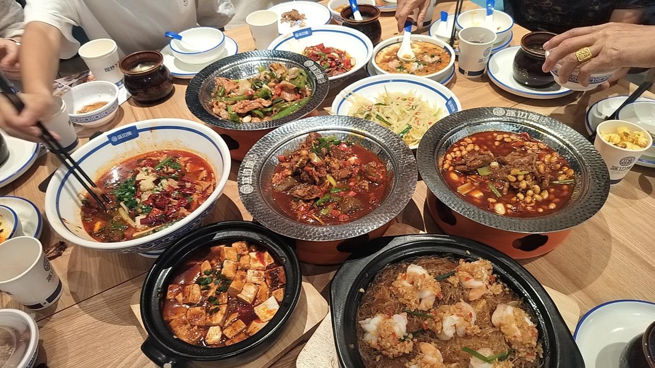 姐姐一大家人来杭州旅游，我说买点菜在家里做饭，姐姐和她女儿说逛逛万象城，就在万象