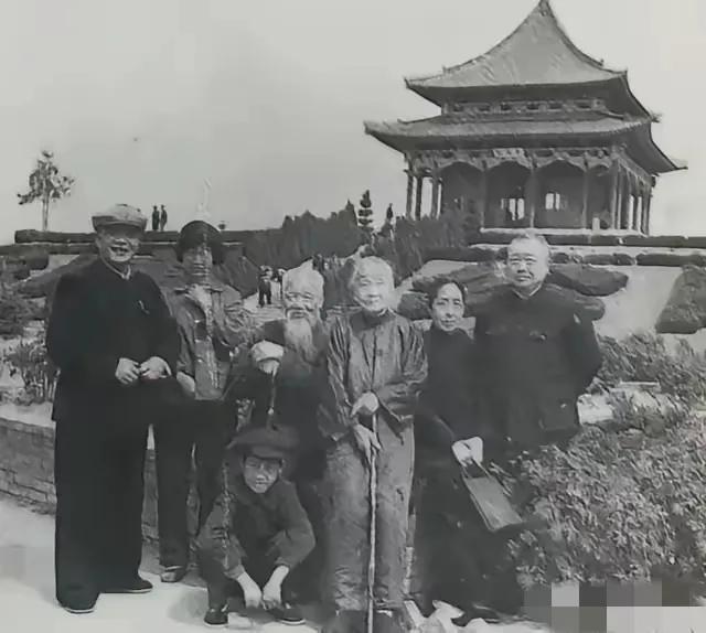 1949年4月，于右任被迫去了台湾，妻子高仲林、长女于芝秀却留在了大陆。于右任曾