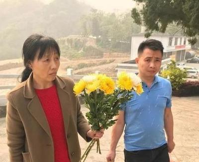 1984年，一战士为国捐躯，新婚20天的妻子拒绝改嫁，并生下遗腹子。35年后，妻