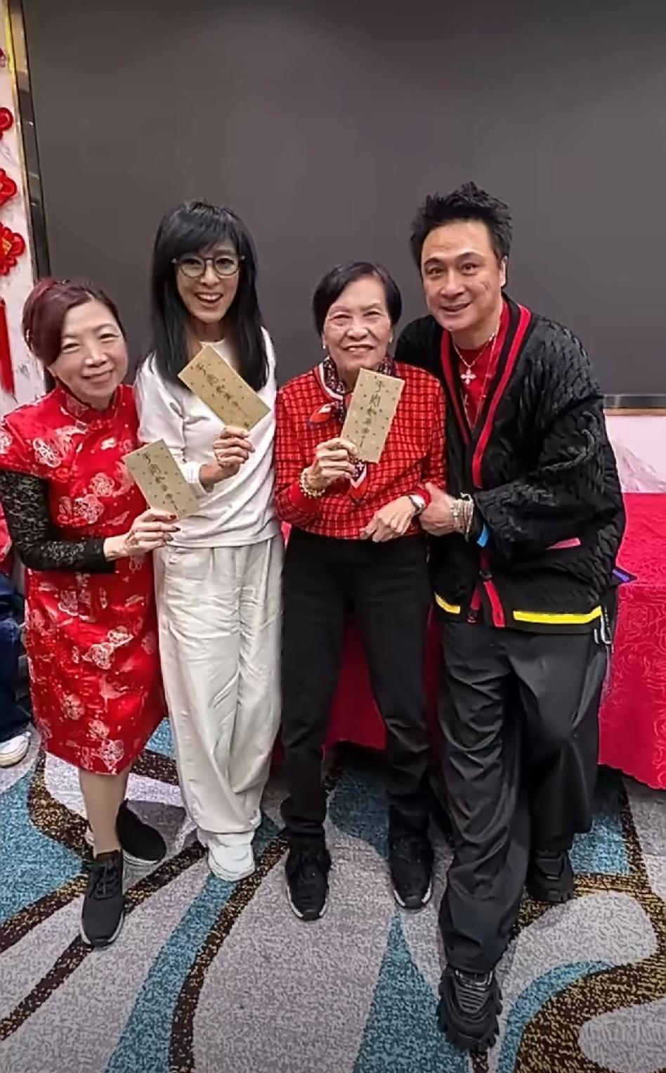 港星米雪与余慕莲、吴镇宇近日聚会，状态惊艳。71岁的米雪身穿白色休闲装，发量浓密