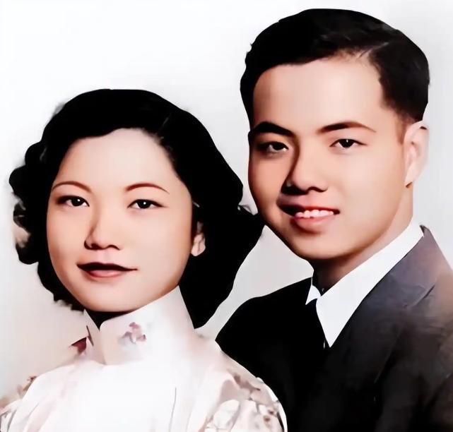 1948年圣诞前夕，22岁的科学家李政道，在芝加哥火车站等候朋友的表妹时，一个姑