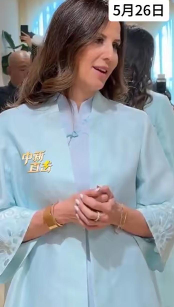 武契奇总统夫人塔玛拉，穿浅蓝色中式旗袍也太惊艳了！一身浅蓝旗袍衬得她气质温婉又大