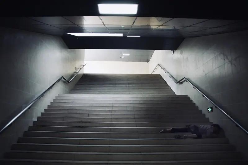 32岁程序员高广辉的遭遇太让人心酸。他是部门经理，猝死前一周工作日最早21:38