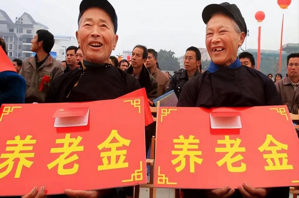 截至2026年8月5日，全国及上海2026年企业/机关事业单位退休职工养老金调整