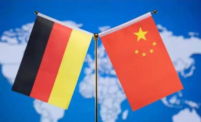 德国算盘打的是真精！中国刚对日本进行反制，德国总理动身访华当天，默茨卡点与高市早