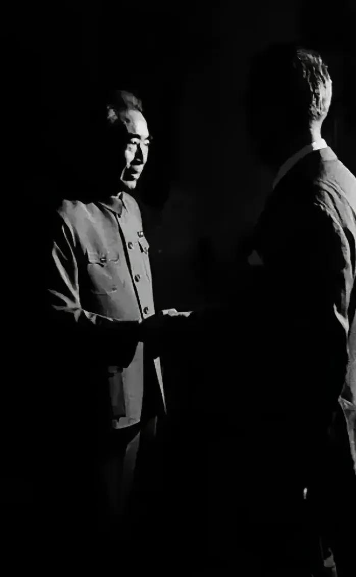 出征之前1942年3月，周总理的警卫员刘久洲在中央党校毕业，即