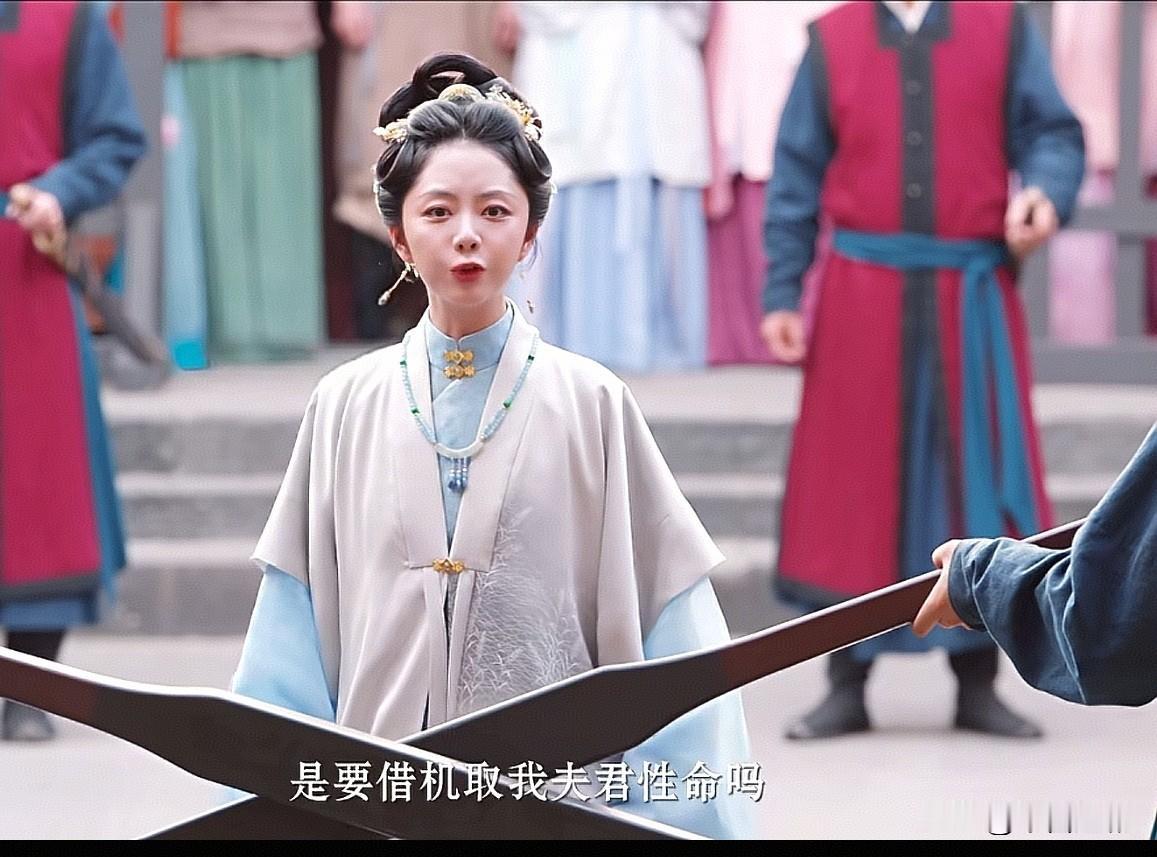 兰香如故：大爷代妹受罚，兰香霸气护夫。大爷都要挨打了，听到兰香当众称夫君，真的