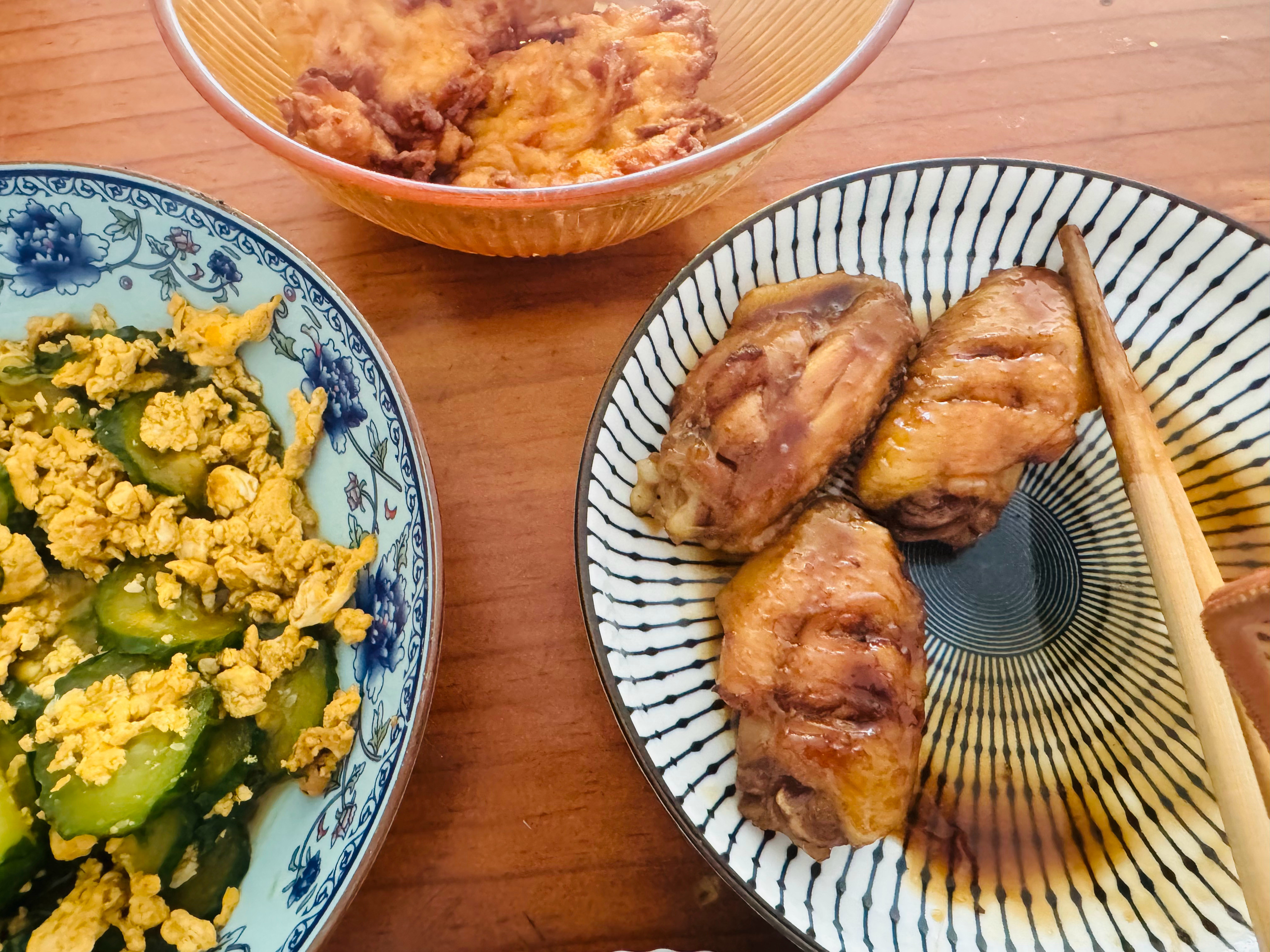 小孩做的菜……我刚想夸，又因为要执行今天是“无手机日”“母女日”，她不得玩手机，