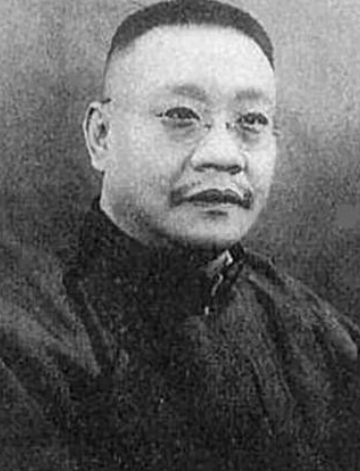1879年，杭州巡抚谭钟麟午睡起来，路过了通房丫头李氏的卧房，见李氏美貌动人便将