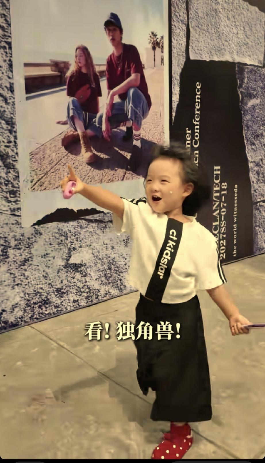 潮童星比赛结束了，又专门留给黄一鸣和闪闪一个表现的机会。董一菲用闪闪做开场，给