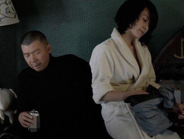 《老炮儿》中，许晴风韵犹存，为啥玩命倒贴？她从头到尾围着六爷转，六爷要办事，