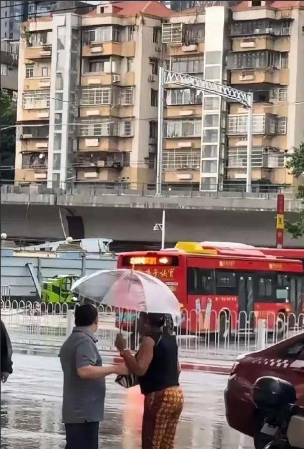 “太无语了”天下着大雨，出租车司机送一名外籍女子到目的地后，这名外籍女子想坐霸王