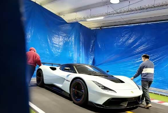 小米超跑要来了？这尾灯我直接DNA动了小米又搞事情了！官方刚放了新车预告图，这