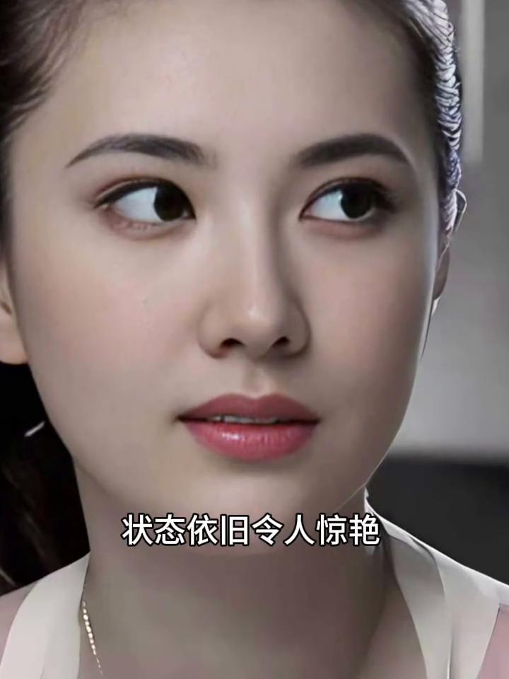 年逾四十的边潇潇状态依旧令人惊艳，素颜清透如初，不见时光雕琢的痕迹。她从不依赖浓