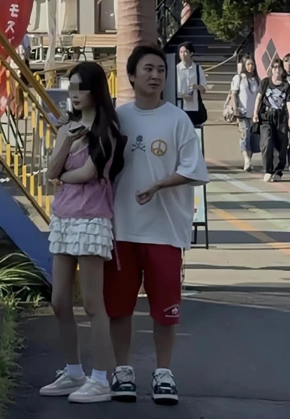 网友在日本又拍到王公子了，他的品味依然很专一啊，好像他很喜欢瘦小的女孩子，