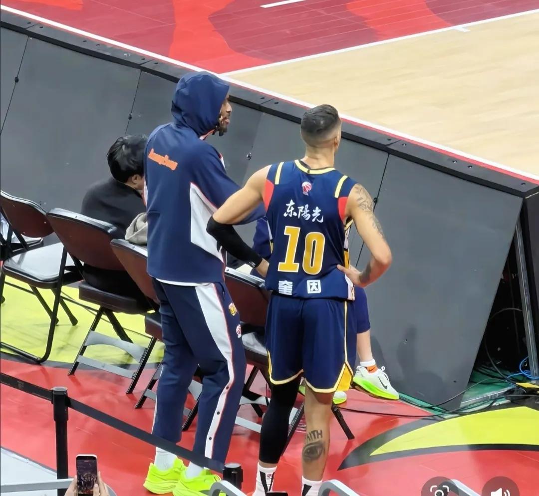 广东队新签大外援，谁会被裁掉？分析一下就明朗了，首先萨姆纳是得分机器，其闪电速