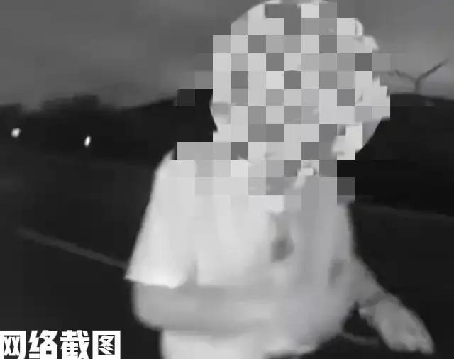 甘肃白银有男子在高速上开车。此刻的男子感觉有些迷道，还觉得自己挺有本事，他选