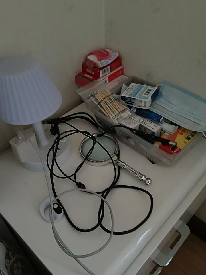 记得去年那个保洁的大姐说，她被两个校外租房同居的职院大学生情侣约定每周去收拾一次