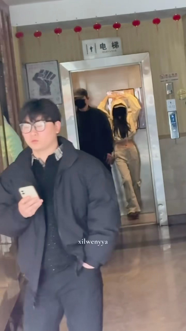 进去了也还在打招呼比心的宝宝