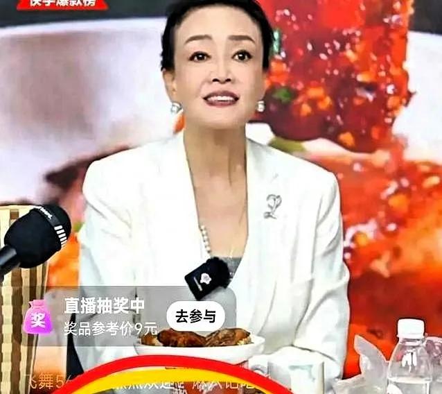 张兰最近把人开除了又马上提拔俩，这事挺有意思。前两天直播里当着大伙面让个员工收拾