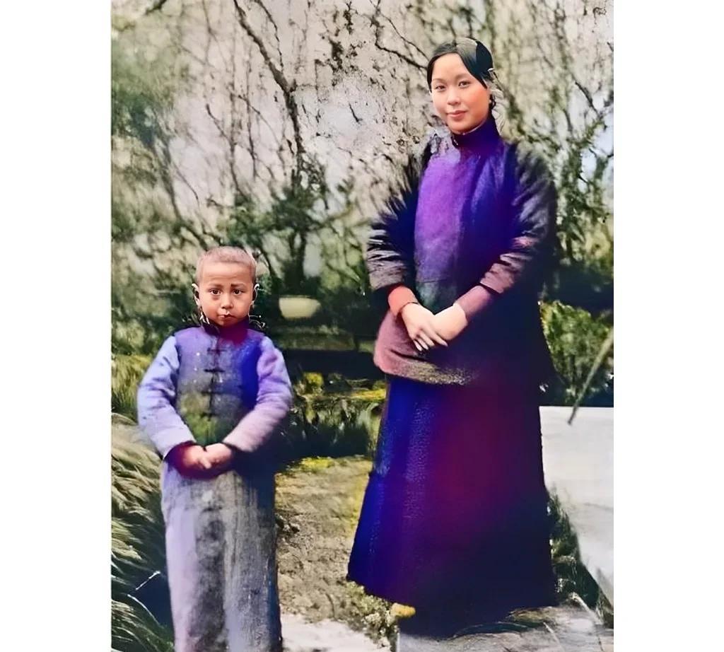 这才是母子俩的真实貌相，并非演员饰演的角色！这张珍贵的老照片拍摄于1915年的杭