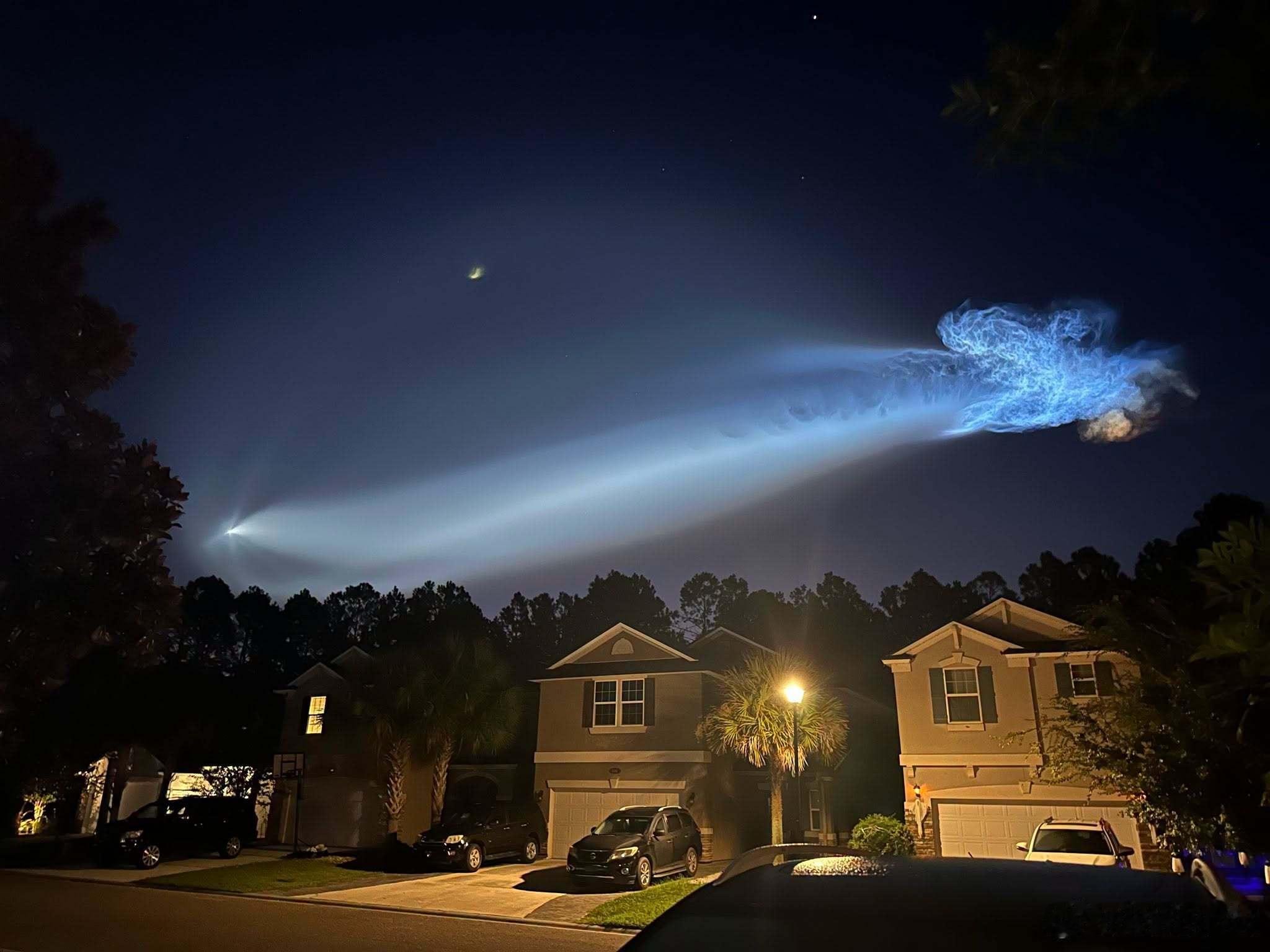 SpaceX发射SpaceXFalcon9火箭，导致太空水母出现在空中，不