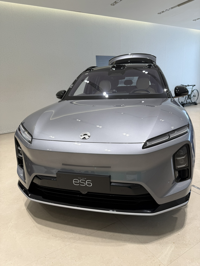 蔚来es62025款静态体验1，座椅皮质感觉提升不少，后排可调角度够用，再靠后